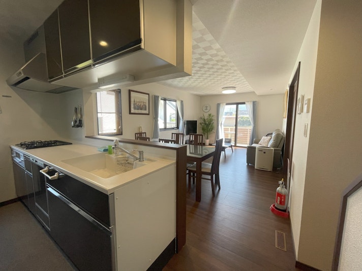 キッチンは広い作りとなっており、リビング見渡せます。