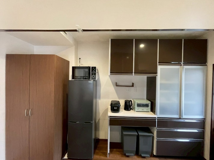 オーブン、電気ケトル、炊飯器があり、お料理に役立てます