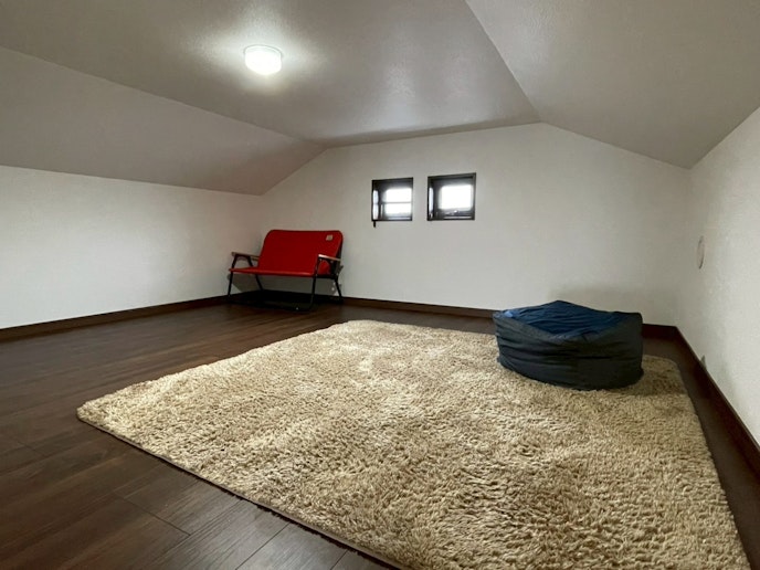 子供心をくすぐられる！秘密基地感覚の屋根裏スペース♪ ビーズクッションもありリラックスできます！