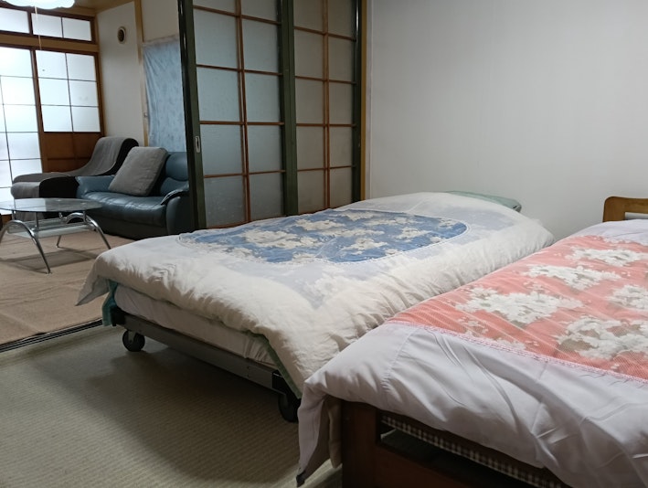 １F寝室（ベッド２台）