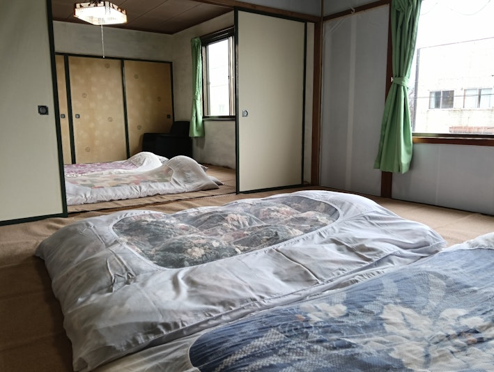 ２F寝室（布団４枚、冷蔵庫、荷物置き場）