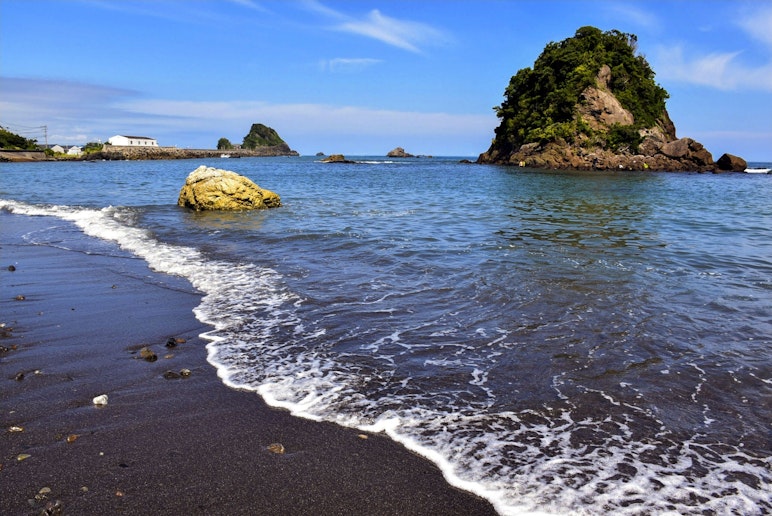 坂を下って海岸線に降り立つと、そこはまるであなただけのプライベートビーチ。