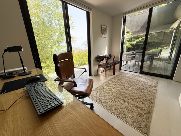 開放的なスタディルームでは、リラックスしながら仕事や勉強に集中する事が出来る新しいワーケーショ...