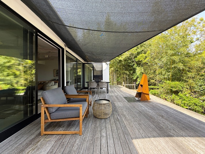 開放感あるウッドテラスでは、自然と一体になって思いっきりリフレッシュしていただけます。