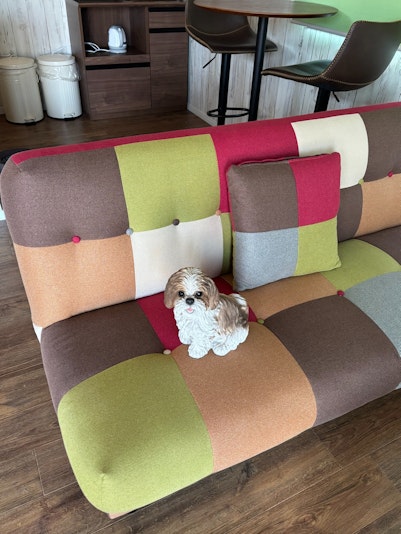 ソファー拡大、犬の置物