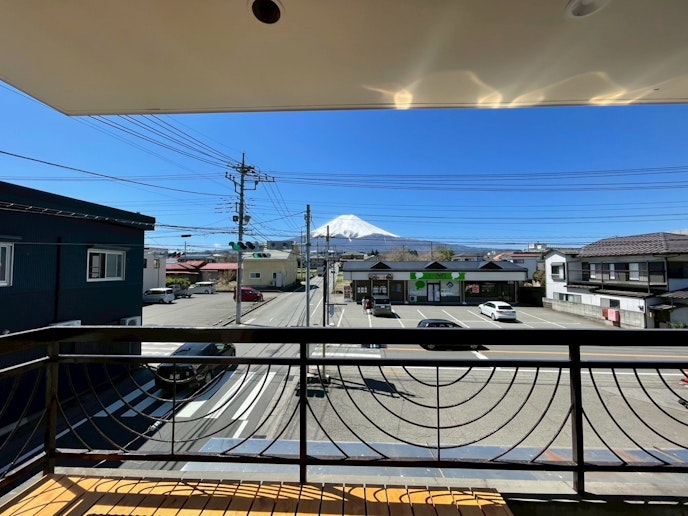 ドアを開けたら目の前には富士山が。