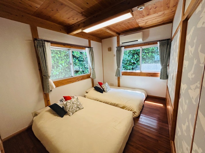 寝室はダブルベット2台完備、小さなお子様連れの際は2台のベッドを繋げることも可能です。