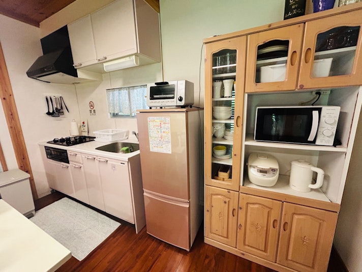 家具家電備え付けキッチンなので、地元のスーパーで調達した地元食材の調理も可能です。