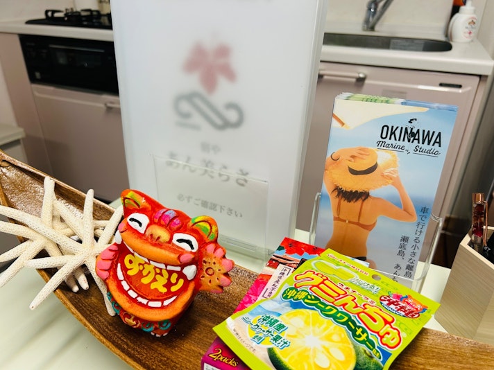 宿主からのちょこっとサービスのお土産と瀬底島内のオススメスポットや近隣施設のリーフレットもご用...