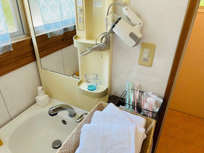 タオル、歯ブラシ、綿棒などアメニティグッズも充実しています。