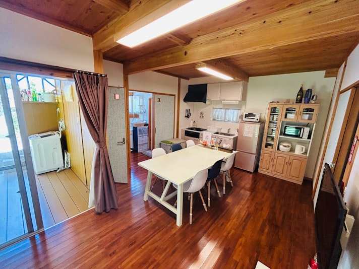 ６人掛けのダイニングテーブルで広々とお寛ぎ頂けます。