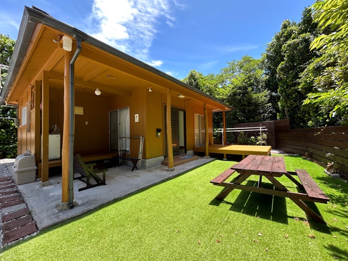 広々したお庭にはガーデンテーブルや洗濯物干しも完備。