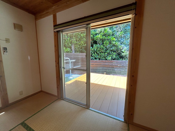 和室は外のウッドデッキ直結しており、夜はハンモックチェアに揺られながら星空観察をお楽しみ頂けます。