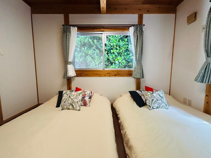 カーテンを開けると窓一面にフクギの木。是非、心も身体も癒されてください。