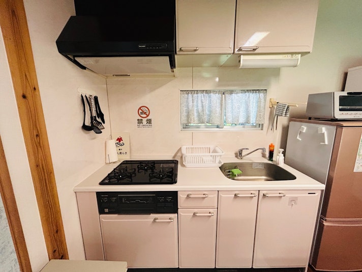 3つ口コンロに調理器具も備え付き。