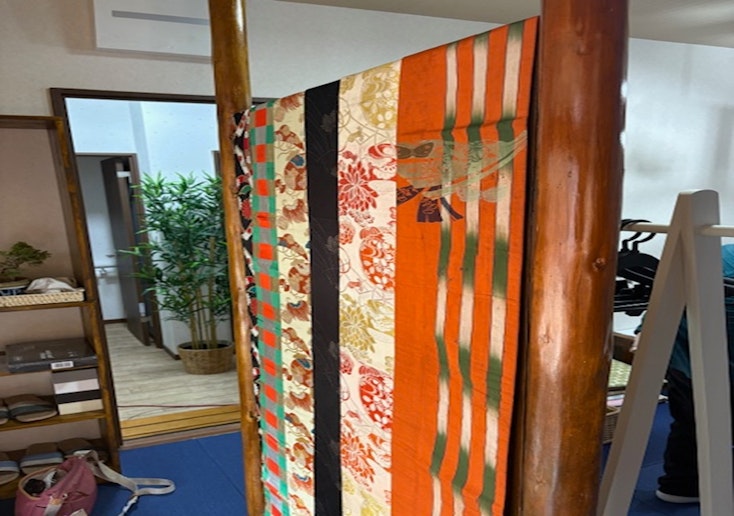 玄関を入ると着物帯でお迎えします