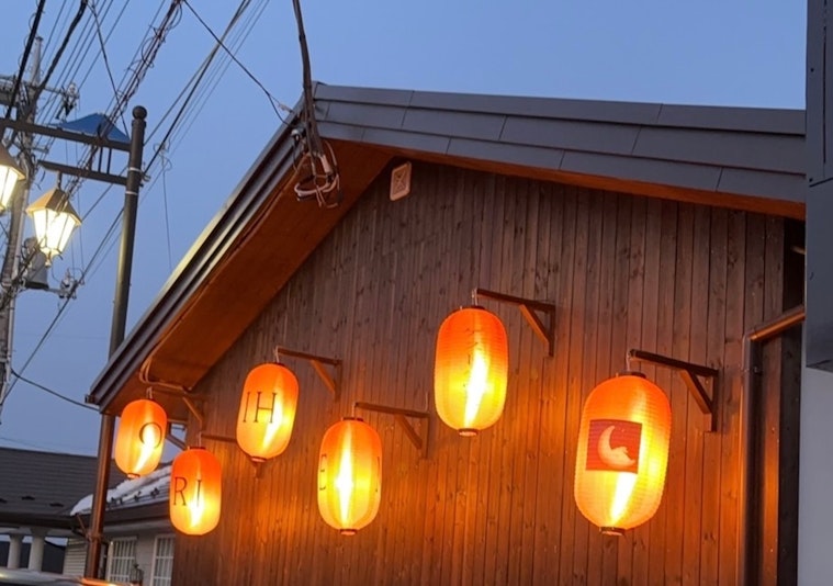 夜には提灯の灯り、記念撮影スポットです