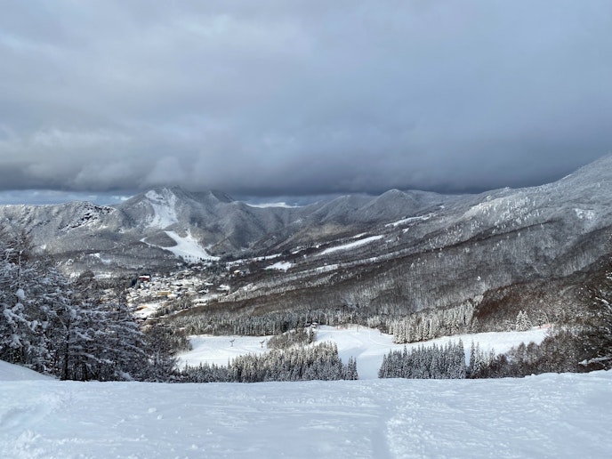 雪化粧された山並み。スキーだけでなく、ただ眺めているだけでも心が癒される眺望です。