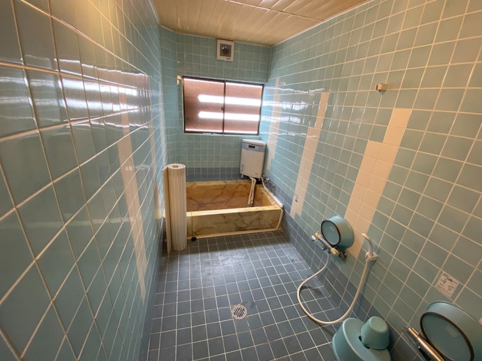 広々とした浴室で、複数名でもご利用可能。シャワー設備も整っており、スキー後のリフレッシュに最適です。