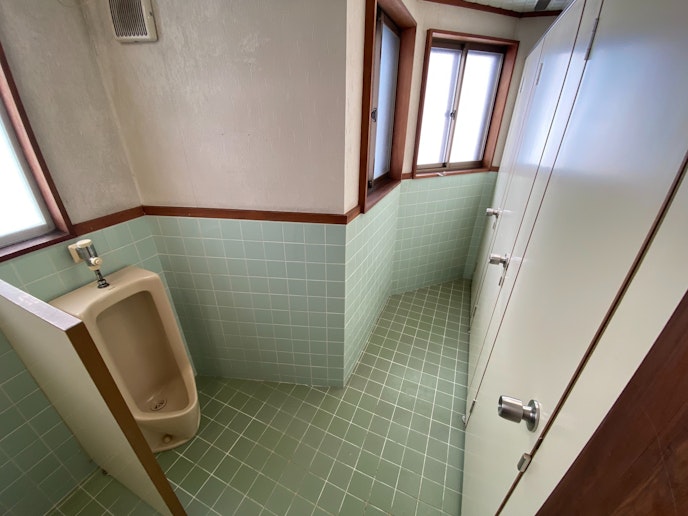 昭和レトロを感じさせる清潔なトイレ空間。