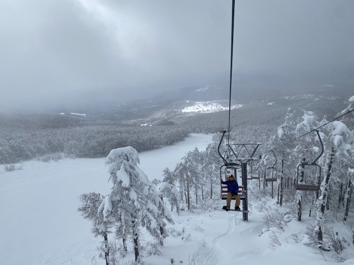宿からアクセス可能なリフトからの景色。目の前に広がる雪原と山々が、非日常の旅へと誘います。