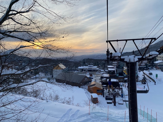 歩いてすぐに蔵王のスキー場がございます。