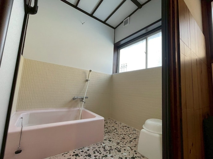 浴室はタイルが醸し出す和風の作りです。