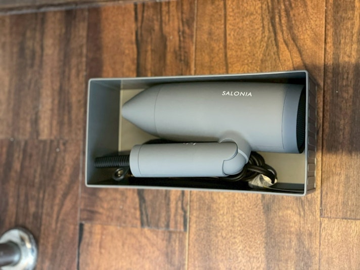 ドライヤー完備で女性の方でも安心してご利用ができます。 旅の荷物も少なくすることができます。