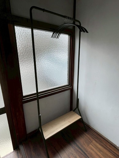 衣類ラックに上着などかけることができます。