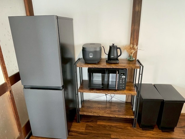 冷蔵庫、炊飯器、電気ケトル、電子レンジ等の家電完備です。