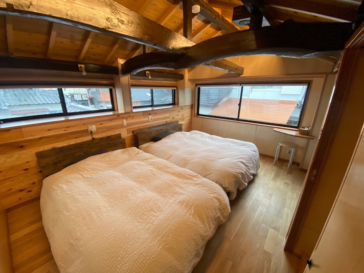 寝室。ダブル、セミダブル1台ずつ。シングルマットレス貸し出しあり。