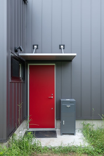 真っ赤なドアが目印です