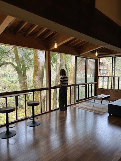 大きな窓から川を眺めて自然を感じてください。川の音、鳥の声、心地よい風。