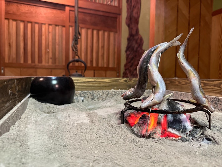 囲炉裏では、香川県産の肉や魚を焼いて