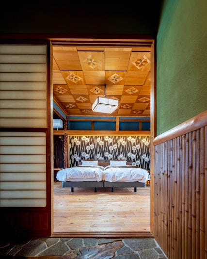石畳の奥には、和モダンベッドルーム