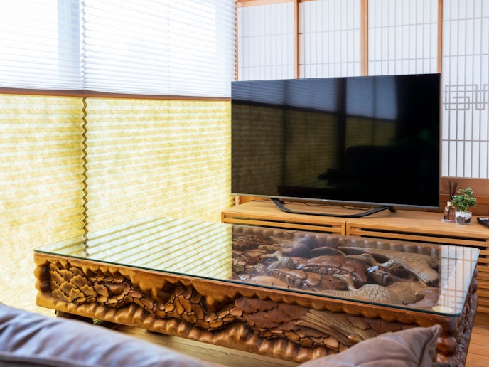 彫刻テーブルのあるリビングスペース