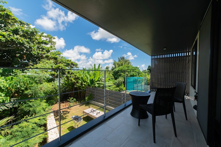 ベランダにもチェアとテーブルがございます