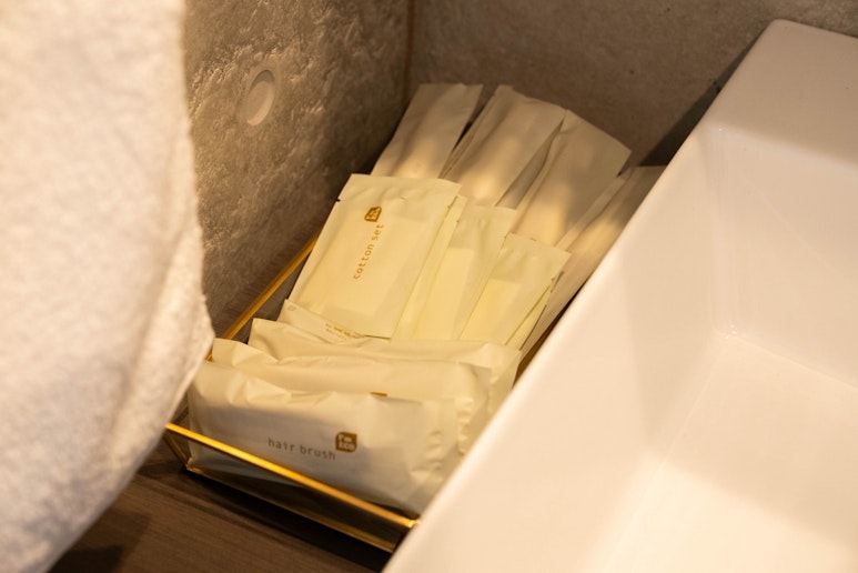 アメニティは使い捨て歯ブラシ、ヘアブラシ、コットンセットをご用意。お子様用の歯ブラシもございます