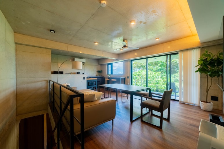 リビングで、鳥のさえずりや朝日の光をお楽しみください