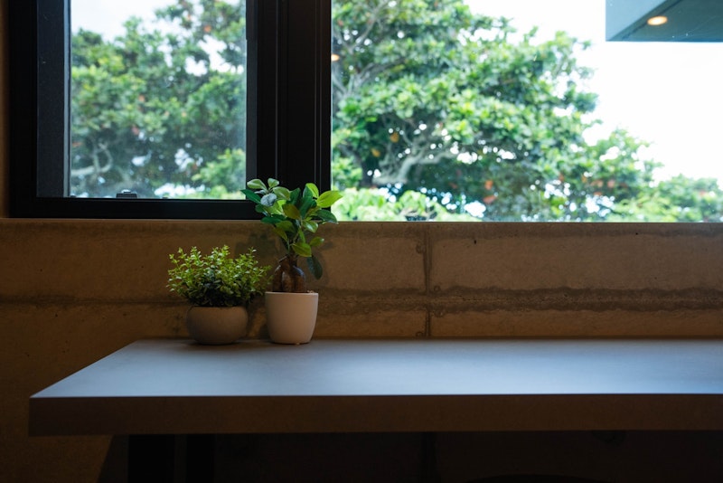 与那覇湾を臨める窓辺にはカウンターを配置