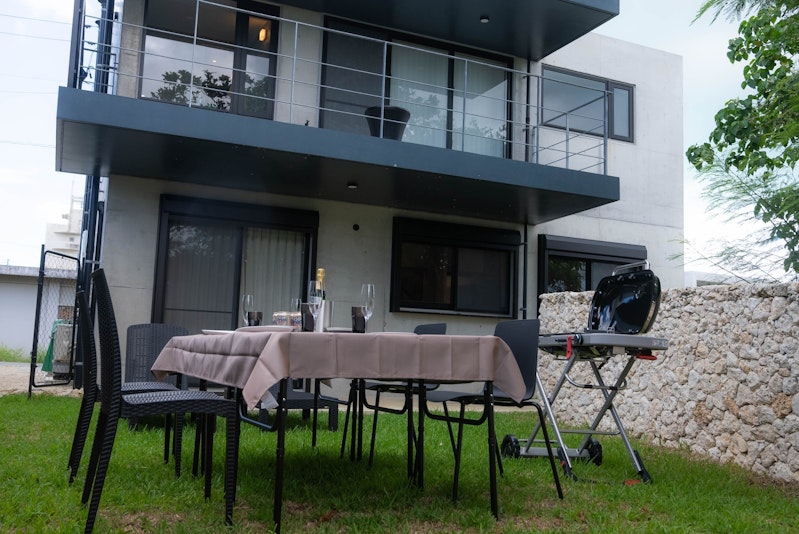 静かな裏庭でバーベキューをお楽しみください