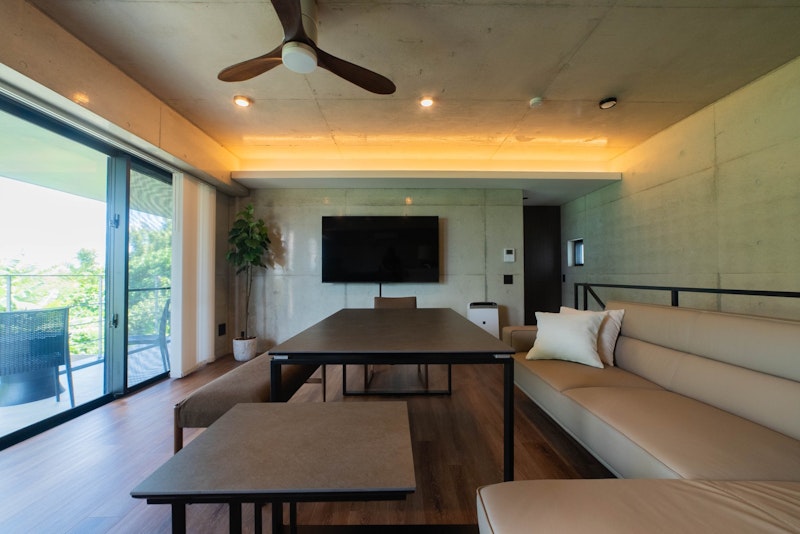 大画面の壁掛けテレビで地デジ、ネットTVをお楽しみ頂けます