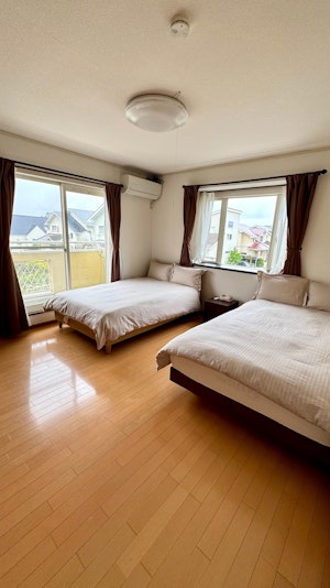 寝室３　セミダブルベッド２つ