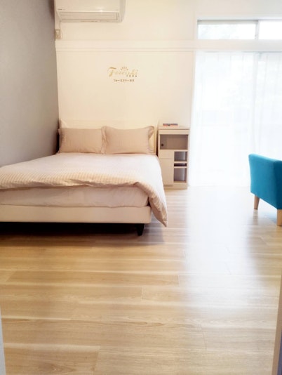 寝室４　セミダブルベッド１つ