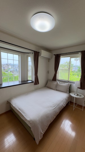 寝室１　セミダブルベッド１つ