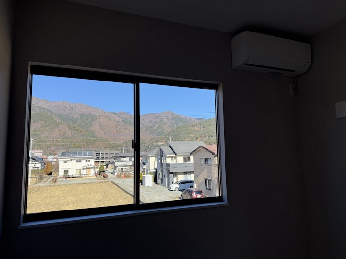連綿と続く山が窓の外で広がっています