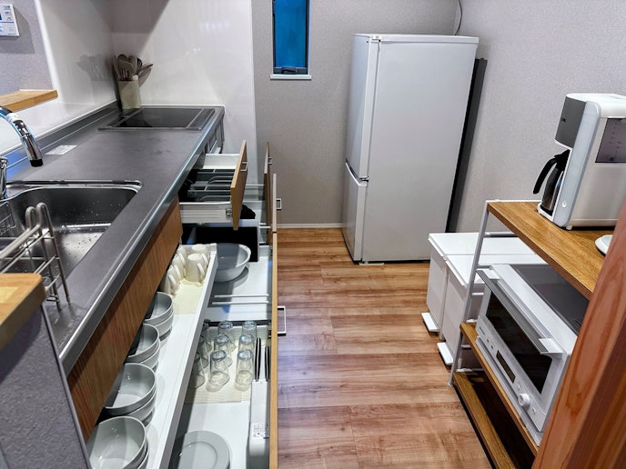 調理道具や食器も豊富に用意しております。