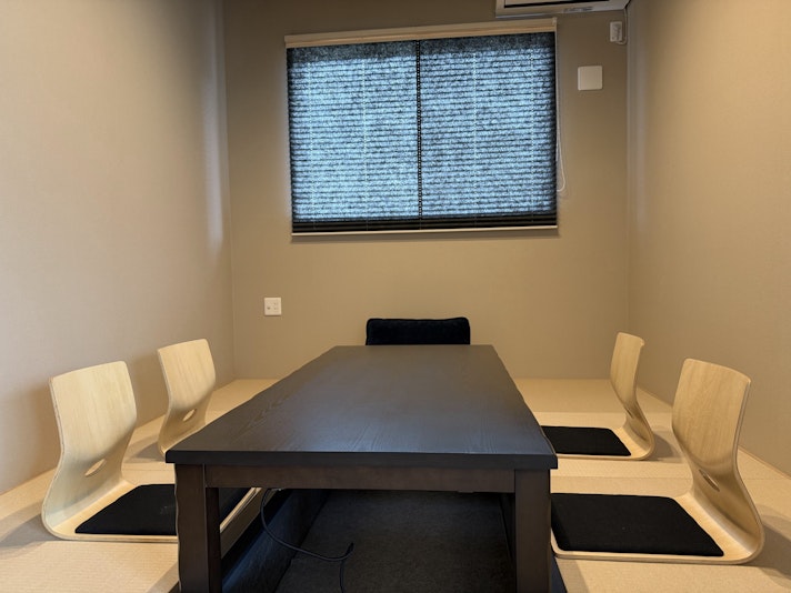 打ち合わせに使ってもよし、ボードゲーム遊んでもよし