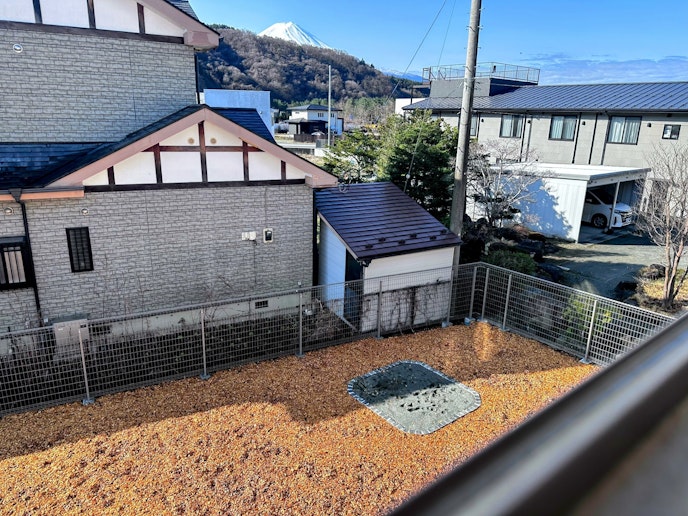 2階からの景色です。大きなお庭で子供が遊びまわるのが目に浮かびます。