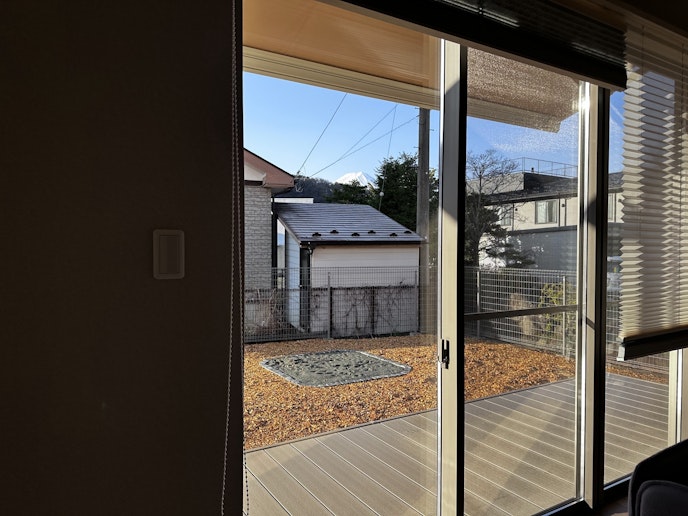 室内からの景色です。ワンちゃんも大切な家族。元気にハシャグ姿が目に浮かびます。